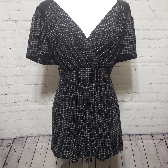 Daisy Fuentes Tops - Daisy Fuentes Sz 1X Black & Grey V-Neck Blouse